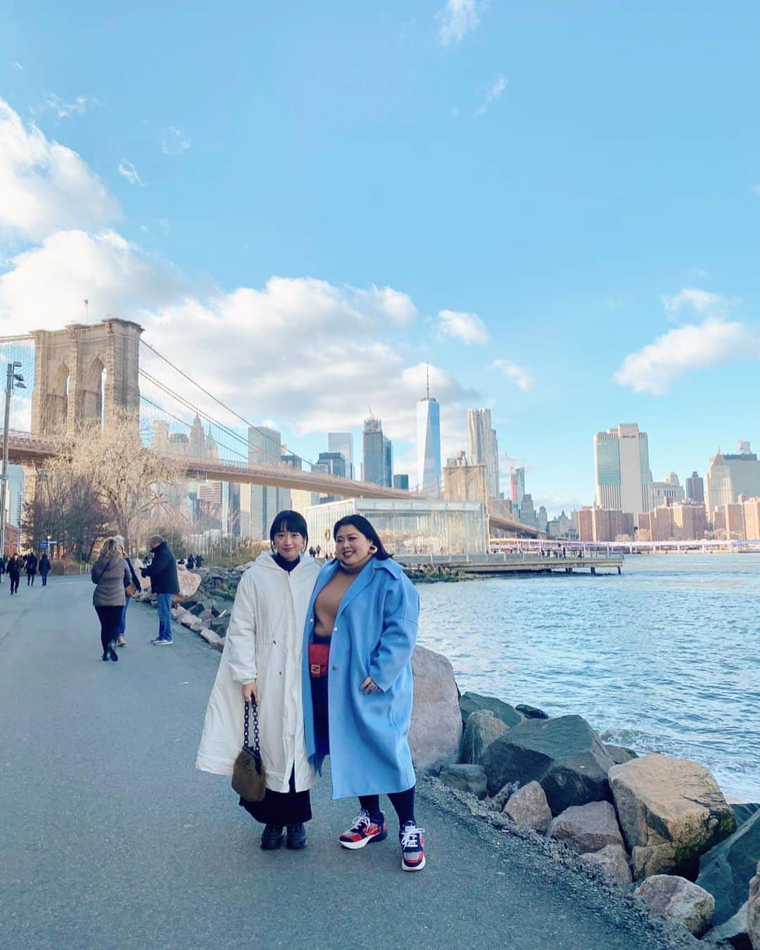 小川暖奈のインスタグラム：「直美さんに憧れのNYに連れて行っていただきました、、！🗽🇺🇸 . 凄く刺激的で、かっこいい街で、一瞬たりともキョロキョロしないときなかったです👀 そんなNYの素敵なところを直美さんが沢山案内してくださって、言葉がわからなくても全部変わりに会話してくださって、本当にかっこよすぎました。。。🗽🌹 . 写真も母親のように沢山撮ってくださったので、また載せますね🎞📷 . 途中、私の腕を握ったまま直美さんがつまづきそうになって、 腕折れる！となった瞬間が2回ありましたが、本当に毎日楽しかったです！☺️ . パワー蓄えたので、2020年スーパー頑張ります！！ 直美さん、本当に楽しい旅をありがとうございました🥰 #2枚目は数年前のディズニー #大人になりましたとやりたかったけどこの写真だとあんまわからないですね🐰🐰」