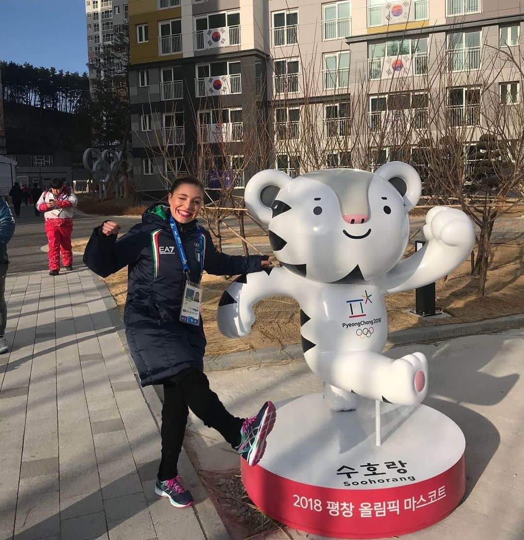 ジャダ・ルッソのインスタグラム：「Fantastic Memories 🎆💫❤️🍀 #olimpicgames2018#fun#beatifuladventure#alwayswithsmileツ#sunnyday#korea#peyonchang#village#sports#friends 🦋」