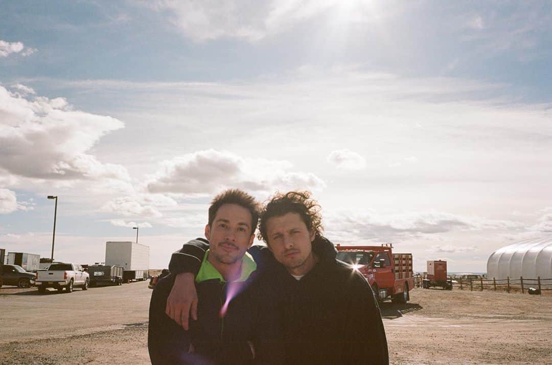 マイケル・トレヴィーノのインスタグラム：「We just got picked up for season 3 of Roswell! Which means I get to spend 6 more months in the desert with this guy...... & for that I’m thankful. 🙏🏼 👬🏻 👽 . . . But seriously, thank you to everyone for catching up on season 1 and binge watching on Netflix. We’re wrapping up season 2 which premieres March 16th at 9pm!」