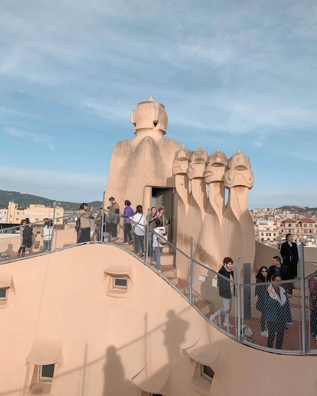 郭圈圈さんのインスタグラム写真 - (郭圈圈Instagram)「來 #巴塞隆納 不能也不可能不認識的人就是 #建築師 #高第 #Gaudi  因為處處都有他的作品 厲害的景點也大部分出自他手 除了最有名的 #聖家堂、#奎爾公園，#米拉之家 跟 #巴特婁之家 也都很值得參觀，這兩家都在 #格拉西亞大道 上～我第一次來的時候去了貝特婁之家Casa Batlló，這次去了米拉之家Casa Milà🏠 / 建議大家可以在網路上買票，便宜3歐唷！（我本來邊排隊要邊買，結果快到我了想說算了現場買就好，結果才發現比較貴😆 \ 然後我們的票是有包含語音導覽的，他們的語音導覽蠻酷的，是直接你到哪它會感應到，就播放那區的語音，不用自己按。 / 第一站就是直接搭電梯到頂樓，頂樓超好拍😆大家都在拍🤣 大拍特拍後，就往下參觀～，原本以為是整棟參觀，結果只有兩三層～買票的時候還有附了一張可以拍照的票📷（只是在一個綠色背景拍，然後會幫你合成），到了拿照片的地方才知道「拍照」是免費，但是「照片」是要$的⋯而且他們超不環保也超不貼心唷！照片都洗出來了～三張有夠貴，要10幾歐，我們不要的話就等於照片之後就是拿去丟～重點是貴就算了，拍出來又不好看⋯（照片會放在下下篇） \ 除了拍照的部分，樓下就是一些以前居住者的家的參觀（照片也在下下篇） 就滿漂亮的這樣 但頂樓比較驚艷！ . . . . . . #leainbarcelona #casamila#casamilà #lea_europe#lea_spain #spain#西班牙#巴塞隆納#巴塞隆納景點 #歐洲旅遊#加泰隆尼亞#歐洲#Catalonia#barcelonaspot #巴塞罗那 #巴塞隆納遊記 #歐洲穿搭 #barcelonaview#lea_outfit#lookoftheday#europelook#styleblogger」1月8日 7時27分 - helloiamlea