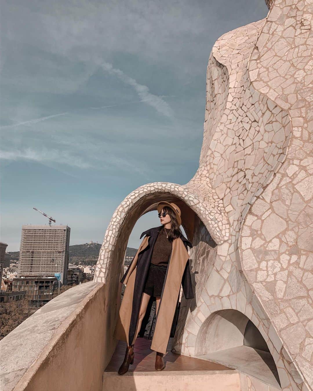 郭圈圈さんのインスタグラム写真 - (郭圈圈Instagram)「來 #巴塞隆納 不能也不可能不認識的人就是 #建築師 #高第 #Gaudi  因為處處都有他的作品 厲害的景點也大部分出自他手 除了最有名的 #聖家堂、#奎爾公園，#米拉之家 跟 #巴特婁之家 也都很值得參觀，這兩家都在 #格拉西亞大道 上～我第一次來的時候去了貝特婁之家Casa Batlló，這次去了米拉之家Casa Milà🏠 / 建議大家可以在網路上買票，便宜3歐唷！（我本來邊排隊要邊買，結果快到我了想說算了現場買就好，結果才發現比較貴😆 \ 然後我們的票是有包含語音導覽的，他們的語音導覽蠻酷的，是直接你到哪它會感應到，就播放那區的語音，不用自己按。 / 第一站就是直接搭電梯到頂樓，頂樓超好拍😆大家都在拍🤣 大拍特拍後，就往下參觀～，原本以為是整棟參觀，結果只有兩三層～買票的時候還有附了一張可以拍照的票📷（只是在一個綠色背景拍，然後會幫你合成），到了拿照片的地方才知道「拍照」是免費，但是「照片」是要$的⋯而且他們超不環保也超不貼心唷！照片都洗出來了～三張有夠貴，要10幾歐，我們不要的話就等於照片之後就是拿去丟～重點是貴就算了，拍出來又不好看⋯（照片會放在下下篇） \ 除了拍照的部分，樓下就是一些以前居住者的家的參觀（照片也在下下篇） 就滿漂亮的這樣 但頂樓比較驚艷！ . . . . . . #leainbarcelona #casamila#casamilà #lea_europe#lea_spain #spain#西班牙#巴塞隆納#巴塞隆納景點 #歐洲旅遊#加泰隆尼亞#歐洲#Catalonia#barcelonaspot #巴塞罗那 #巴塞隆納遊記 #歐洲穿搭 #barcelonaview#lea_outfit#lookoftheday#europelook#styleblogger」1月8日 7時27分 - helloiamlea