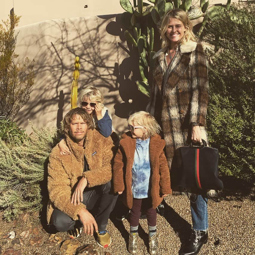 のインスタグラム：「2020 starting off family-folk-band strong in the desert. #2020 #weouthere #couldntgetupfromthiskneel #oldknees #stillthere #comegetme #forrealstho」