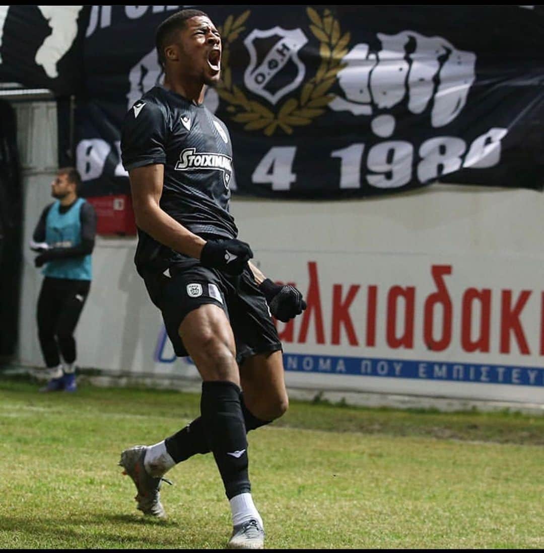 のインスタグラム：「Blood Sweat & Tears 💧 🤬 #PAOK」