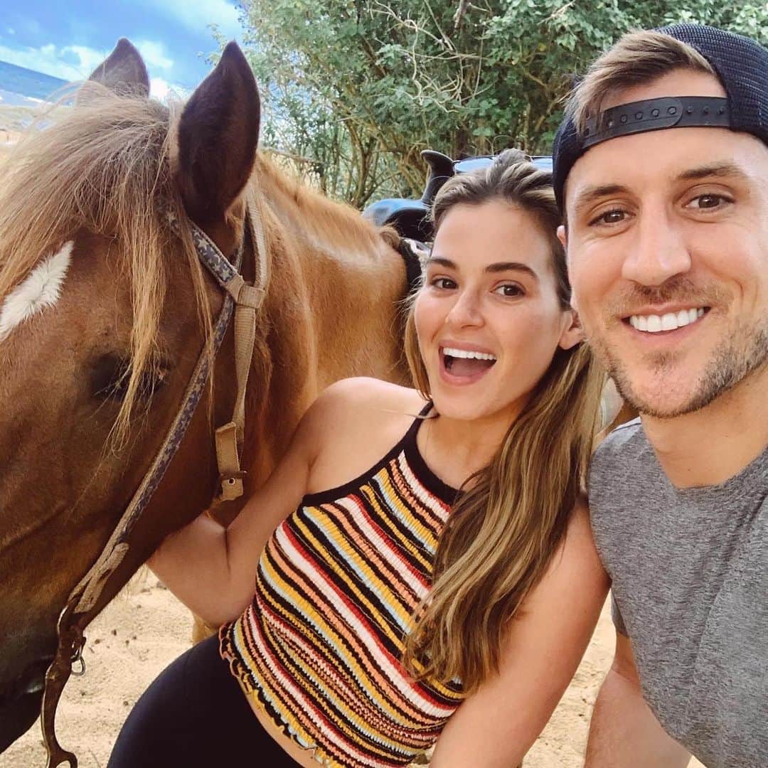 ジョーダン・ロジャースのインスタグラム：「The horse was not happy about this selfie situation. But it’s for the ‘gram, and I let him eat some grass when the instructor said not to...so we’re even mane.」