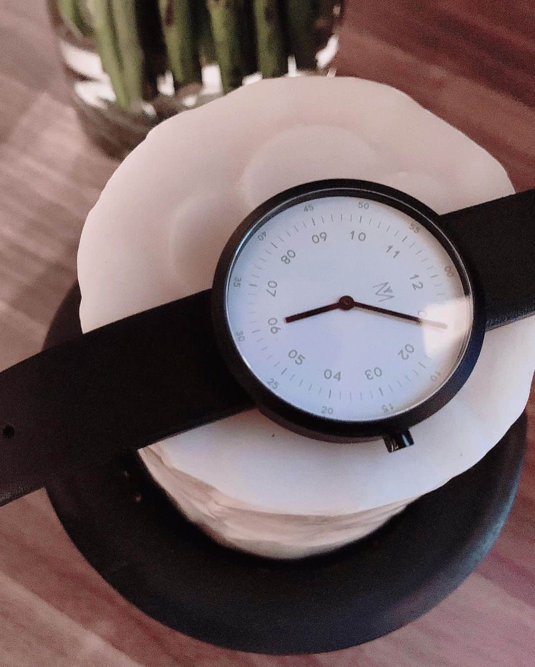 水原乙さんのインスタグラム写真 - (水原乙Instagram)「・ ・ 大好きな時計ブランド「MAVEN」 @mavenjapan 様の時計⌚️✨ ・ 今回、私が選んだのは"PAPILLON BLACK 40mm"です❤️ ・ シンプルでめちゃくちゃ可愛い🤤💕 最近は、こればかりつけています❗️ 2枚目に文字盤がちゃんと写っている画像があるのでスワイプしてください⌚️💕 ・ ・ よかったらクーポンコードをお使いください🧧 クーポンコード:mizuh1225 （10%の割引が適用されます。） ・ ・ 🌹 ・ ・ #マベン #マベンウォッチ #マベンウォッチズ #時計 #mavenwatches #腕時計 #手元倶楽部 #メンズライク #きょコ #グラドル #グラビア #インスタグラマー #乙パイ #グラドル自画撮り部 #巨乳 #水原乙 #前髪 #前髪あり#bikinicompetitor #bikini #japanesegirl #asianbeauty #gravure #portrait #sexy #bikinimodeltans」1月8日 7時38分 - mizuhara_oto