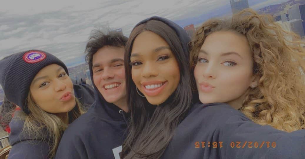 Nia Sioux Frazierさんのインスタグラム写真 - (Nia Sioux FrazierInstagram)「When you find your people 💞Tag your crew below! New YT video of us in Pittsburgh, live now!」1月8日 7時56分 - niasioux