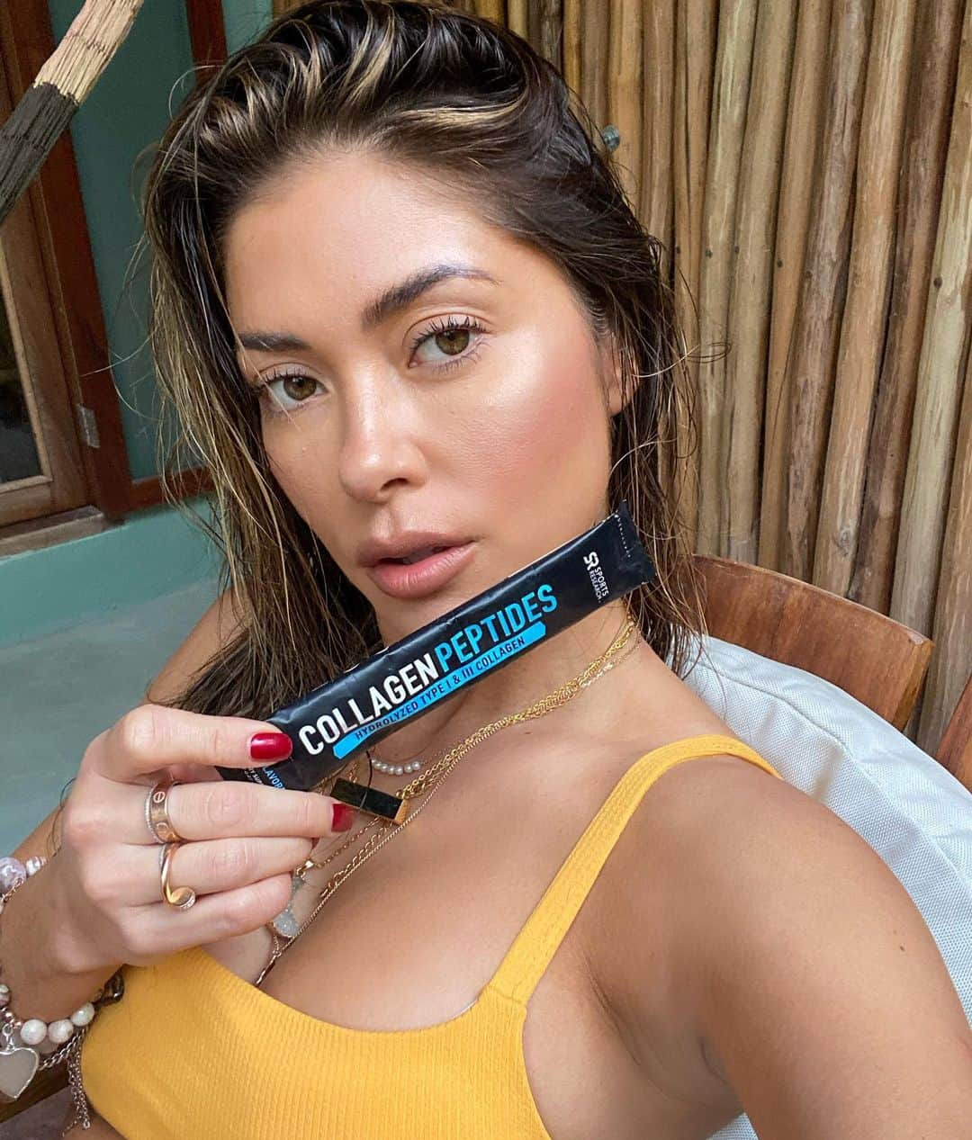 アリアニー・セレステさんのインスタグラム写真 - (アリアニー・セレステInstagram)「Glowing in the jungle thanks to my @sportsresearch #collagen packs! These packs are perfect for traveling ! Use my code Arianny for $ off!」1月8日 8時12分 - ariannyceleste