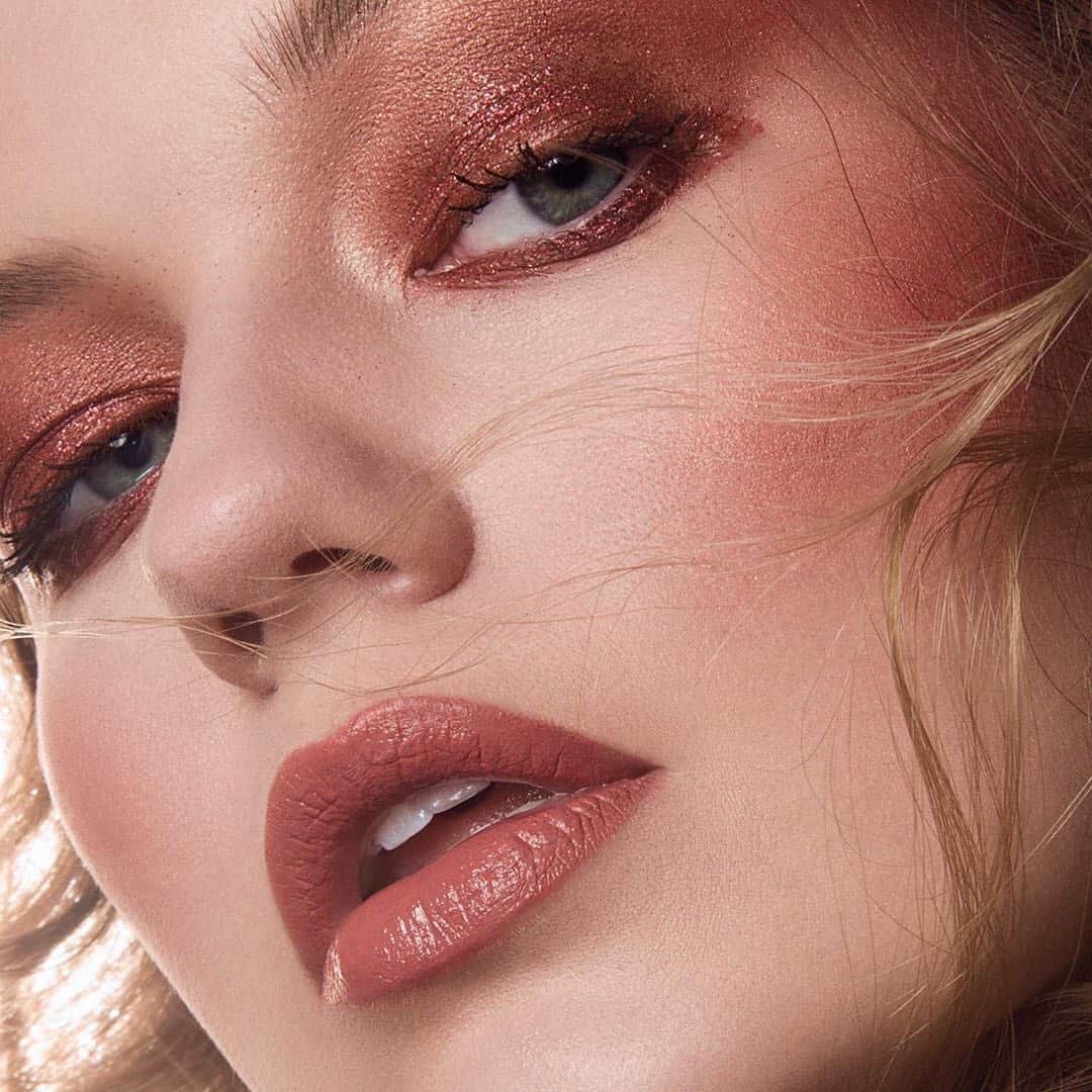 NARSさんのインスタグラム写真 - (NARSInstagram)「Thanks to NARS Lead Makeup Artist @jacobbroullard, you'll never have to choose between rose and gold. Featuring Inferno Eyeshadow Palette, Free Lover Cheek Palette, and Powermatte Lip Pigment in American Woman.  Model: @whittingg Hair: @theabigailmarie, Photographer: @adamouahmane, Retoucher: @retouch_nataly_trach」1月8日 8時12分 - narsissist