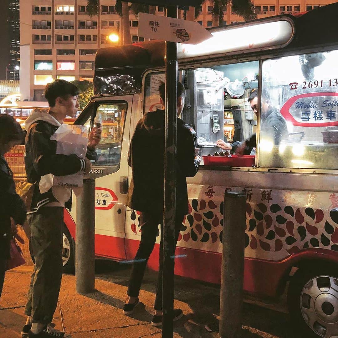 sunday_722のインスタグラム：「*﻿ ﻿ 富豪雪糕車🍦🚚﻿ ﻿ *﻿ *﻿ *﻿ *﻿ #富豪雪糕車﻿ #ShotOniPhone﻿ #capturehongkong﻿ #zolimahongkong﻿ #allabouthongkong﻿ #discoverhongkong﻿ #waytohk_sunday_722﻿ #streetphotographyinternational﻿ #streetphotography﻿ #street_minimal﻿ #tv_pointofview﻿ #storyofthestreet﻿ #gominimalmag﻿ #awersomehongkong﻿ #samewheremagazine﻿ #jj_mobilephotography﻿ #unlimitedhongkong﻿ #streetclassics﻿ #reframinghk﻿ #香港中毒」