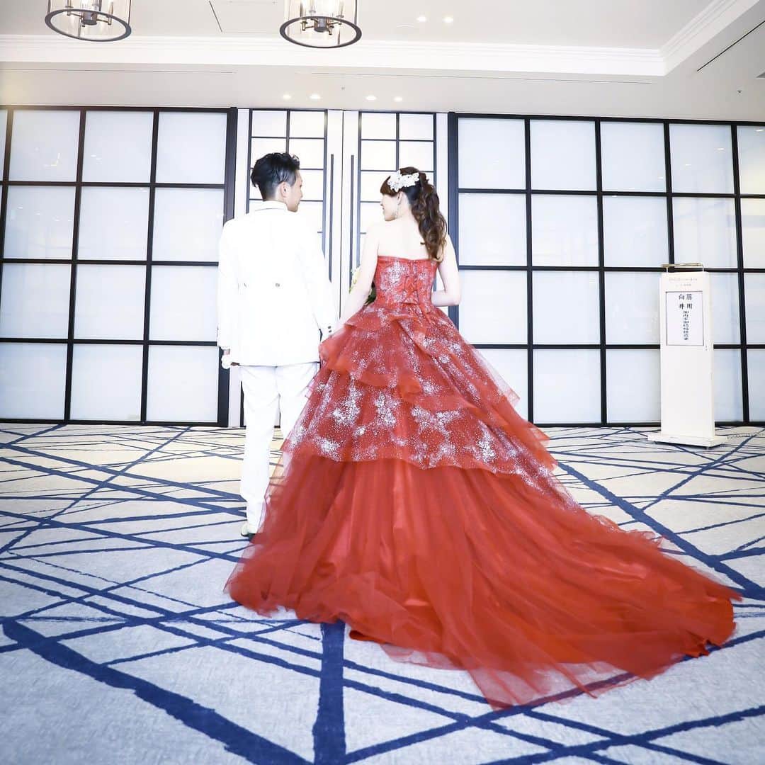 ホテルモントレ ラ・スール大阪ウエディングのインスタグラム：「@lasoeurosaka_wedding カラードレスで入場前に後ろ姿も♡ . . . #モントレ花嫁 #ホテルモントレラスール大阪  #モントレウェディング #モントレ #モントレラスール大阪 . . #dressy花嫁  #marry花嫁  #プレ花嫁 #卒花嫁 #全国の花嫁さんと繋がりたい  #weddingdress #takamibridal  #wedding #結婚式 #ホテル婚 #ブライダルフェア」