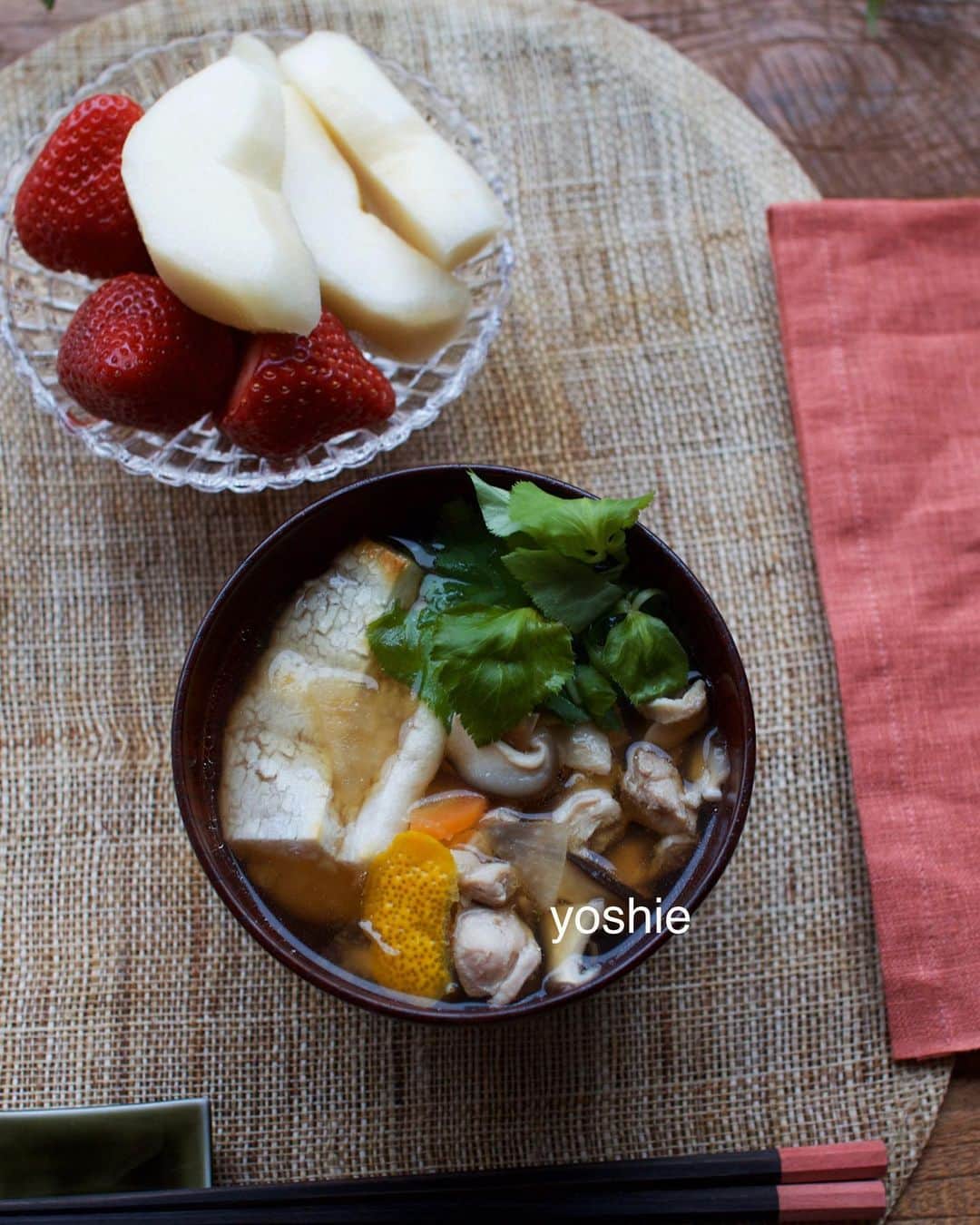 草間淑江さんのインスタグラム写真 - (草間淑江Instagram)「今年に入ってお雑煮食べてなかったので今朝はお雑煮に☺️ あー、しみわたる☺️☺️ #朝食#お雑煮#しょうゆ#美味しい」1月8日 8時46分 - yoshie_kusama