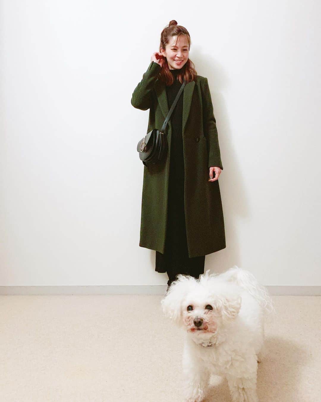 安田美沙子さんのインスタグラム写真 - (安田美沙子Instagram)「たまには私服をと、写真を撮っていたら、はんなの主張🐶❤️ ずっと動かなかった。笑 . . . coat... #mame onepeace... #florent bag... #ninaricci  dog... #hanna #bichonfrise  #cute #12years #love」1月8日 8時49分 - yasuda_misako