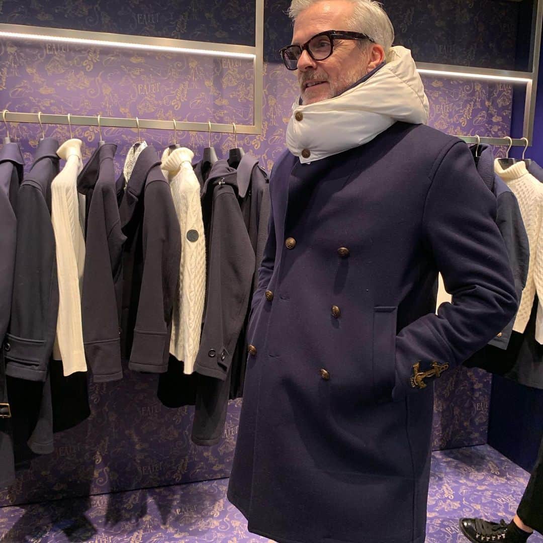 のインスタグラム：「@sealup.original  Cool Marin Coat with white hood.  シーラップは、マリンコート的ラインナップを豊富に。これまでになかった、白の中綿入り着脱式フードをアクセントにしたものが目を引いた。袖のアンカーマークもポイントに。  また機能アウターのハリケーンシリーズは、超軽量で撥水力抜群、でいて中綿で保温性も大。ダウンでなく”animal free“ としっかり明記しているのも、ファッション業界のsustainable や動物保護志向の表れか。  #sealup  #pittiimmagine #pittiimmagineuomo #pu97  #showyourflagsatpitti #pittipeople #mensfashion」