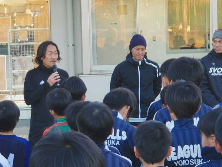 石川直宏さんのインスタグラム写真 - (石川直宏Instagram)「11回目を迎えた地元横須賀での「Jリーガーサッカー教室」✨ 子どもたちの成長に向けてはもちろん、自分がお世話になり、現在も指導者や関係者として横須賀のサッカー発展に尽力されている方々や、横須賀から飛び出し活躍する選手たちとのコミュニケーションを図れる素晴らしい機会になっています🤝  決して大きいとはいえない地域からこれだけの選手・人材が育っていくには必ず理由がある。 そんなコミュニティを大切にし、地域連携の絆を強め、これからも横須賀の活性と日本・世界に羽ばたく人材が育っていく為の更なる力になれればと思います。 . #Jリーガーサッカー教室 #横須賀 #Yokosuka #横須賀サッカー協会 #横須賀はいつも魂にリスペクト #地元 #青春 #感謝 #山本絵美  #鈴木達也  #石川扶  #谷口博之 #内藤友康 #小野裕二 #前田尚輝  #長倉颯 #山谷侑士  #石川直宏」1月8日 14時22分 - sgss.18