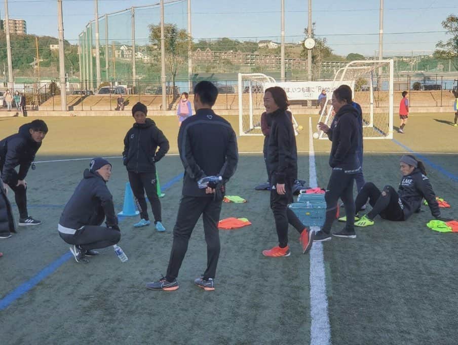 石川直宏さんのインスタグラム写真 - (石川直宏Instagram)「11回目を迎えた地元横須賀での「Jリーガーサッカー教室」✨ 子どもたちの成長に向けてはもちろん、自分がお世話になり、現在も指導者や関係者として横須賀のサッカー発展に尽力されている方々や、横須賀から飛び出し活躍する選手たちとのコミュニケーションを図れる素晴らしい機会になっています🤝  決して大きいとはいえない地域からこれだけの選手・人材が育っていくには必ず理由がある。 そんなコミュニティを大切にし、地域連携の絆を強め、これからも横須賀の活性と日本・世界に羽ばたく人材が育っていく為の更なる力になれればと思います。 . #Jリーガーサッカー教室 #横須賀 #Yokosuka #横須賀サッカー協会 #横須賀はいつも魂にリスペクト #地元 #青春 #感謝 #山本絵美  #鈴木達也  #石川扶  #谷口博之 #内藤友康 #小野裕二 #前田尚輝  #長倉颯 #山谷侑士  #石川直宏」1月8日 14時22分 - sgss.18