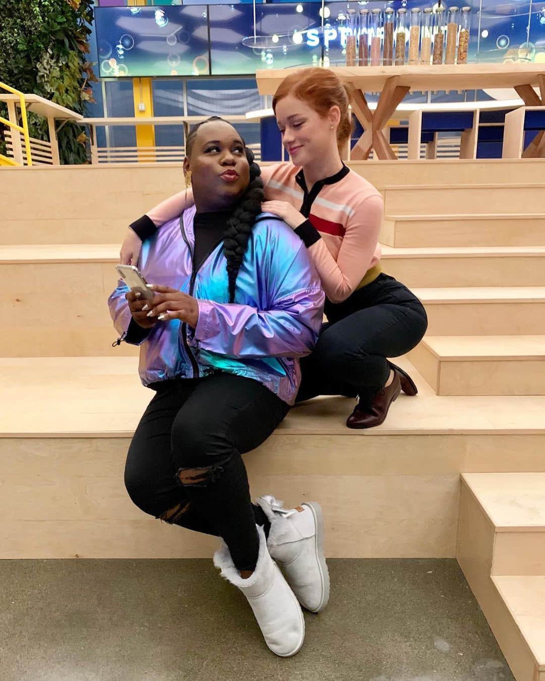 アレックス・ニューウェルのインスタグラム：「Name a better pair!!!! You can’t!!! Catch us tonight #zoeysplaylist @nbc 10/9c」