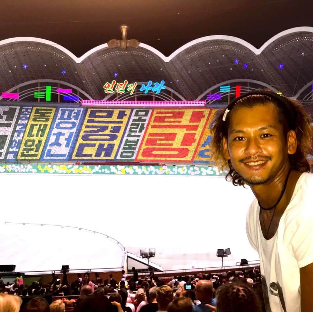 のインスタグラム：「北朝鮮 の #アリラン 台風がきたりで最終日前日にギリギリ見ることができました✍️ 15万人？！ぐらいの人が演出しております！🇰🇵 後ろの映像のように見える絵も現地の学生が1人１枚画用紙的なモノを持って作り出しているという。🙏 圧巻すぎる光景でしたー。。。また見たいー！🙋‍♂️ #北朝鮮 #dprk  #カメラマン #photographer #cameraman #写真家 #旅 #旅人 #northkorea #korea #朝鮮 #trip #triper」