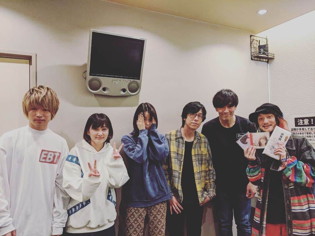 のインスタグラム：「#okayubiyori 最高でございました。 素晴らしい歌唄いの皆様に囲まれて新年早々楽しかったです。ド緊張しちゃったけども！  今年もよろしくお願いします。  #佐藤千亜妃　 #片平里菜　 #ホリエアツシ  #稲村太佑  #飯田瑞樹 #荒井岳史」