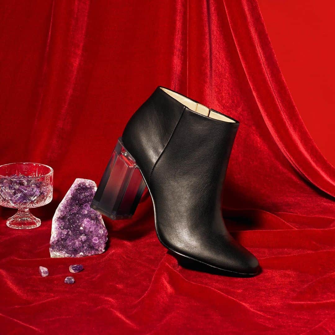 ケイティ・ペリーさんのインスタグラム写真 - (ケイティ・ペリーInstagram)「It’s a new year: how about some crystals and heel-ing for 2020? ✨ @katyperrycollections #ShoesdayTuesday」1月8日 9時34分 - katyperry