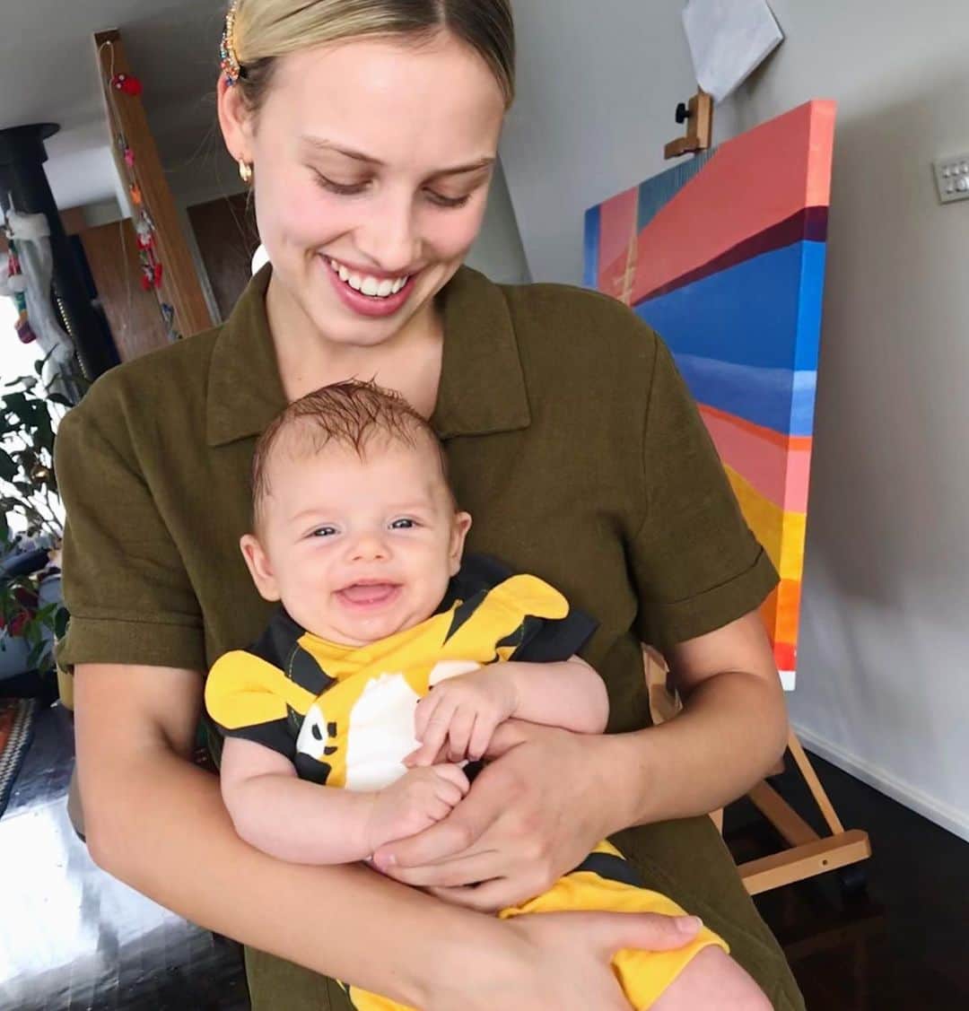 グレイシー・ドジーニーのインスタグラム：「hi lil guy!!! so happy to be your Auntie G! 🐭」