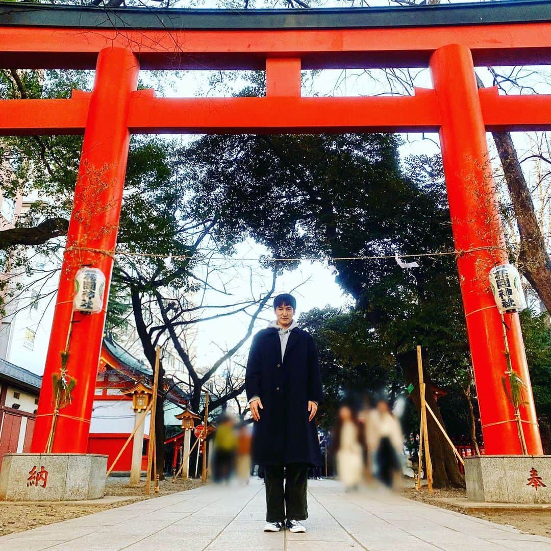のインスタグラム：「あけましておめでとうございます🌅  芸事のご利益がある花園神社で初詣にいってきました⛩  おみくじには一つもいい事書かれてなかったけど…気にしません！！w  皆様今年も応援宜しくお願い致します🙇‍♀️ ”Victory belongs to the most persevering“  #花園神社 #初詣 #おみくじ #小吉 #ジェイアイプロモーション #田野倉雄太」
