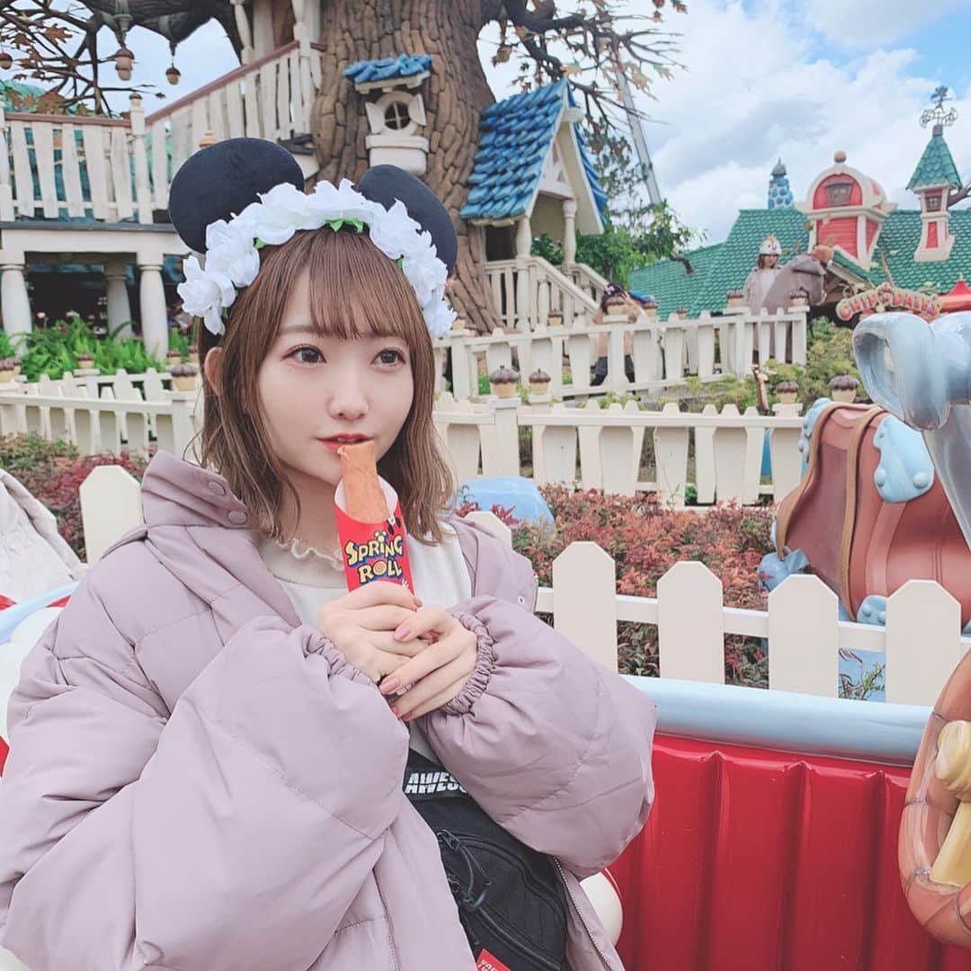 夏川愛実のインスタグラム：「ㅤㅤㅤㅤㅤㅤㅤㅤㅤㅤㅤㅤㅤ トゥーンタウンのスプリングロールはぜったい食べる！！ ピザ味。🍕 ㅤㅤㅤㅤㅤㅤㅤㅤㅤㅤㅤㅤㅤㅤㅤㅤㅤㅤㅤㅤㅤㅤㅤㅤㅤㅤㅤㅤㅤ #ディズニー#ディズニーランド#ディズニーコーデ  #disney#tokyodisneyland#夢の国 #tootown#トゥーンタウン#スプリングロール #ディズニー食べ物#ディズニー食べ歩き #ディズニーコーデ#双子コーデ#ナイスクラップのアウター #niceclaup#ナイスクラップ #heather#rienda#ダウンジャケット#ダウンコート #ダウンコーデ#スカート#ロングスカート」