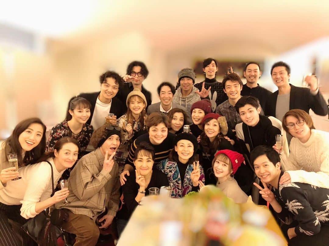 咲妃みゆのインスタグラム：「おはようございます😌﻿ ﻿ 1月7日に「シャボン玉とんだ 宇宙までとんだ」いよいよ開幕しました！！言葉では到底言い表すことが出来ない、様々な感情が込み上げた初日でした。﻿ ﻿ 私自身が出演させて頂いていることなど関係なく、この作品はお一人でも多くの方に是非ご覧頂きたい‼️‼️と強く思います。﻿ ﻿ ﻿ 初日を迎えるまでの道のりは、進めど進めど険しくて……恥ずかしながら何度も挫けそうになりました。﻿ ﻿ ですがご覧ください！﻿ 写真に写る皆さまの眩しい笑顔を。﻿ このカンパニーのお一人お一人にどれほど…どれっっっほど助けて頂いてきたことか。感謝してもし尽くせません。大千穐楽のその日まで、キャストさん・バンドさん・スタッフさん全員揃って駆け抜けられますように。﻿ ﻿ 私の全てを注ぎ込み、虹色のシャボン玉を追いかけ続けます✨どうぞ宜しくお願い致します😌﻿ ﻿ #シャボン玉とんだ宇宙までとんだ﻿ #シアタークリエ」