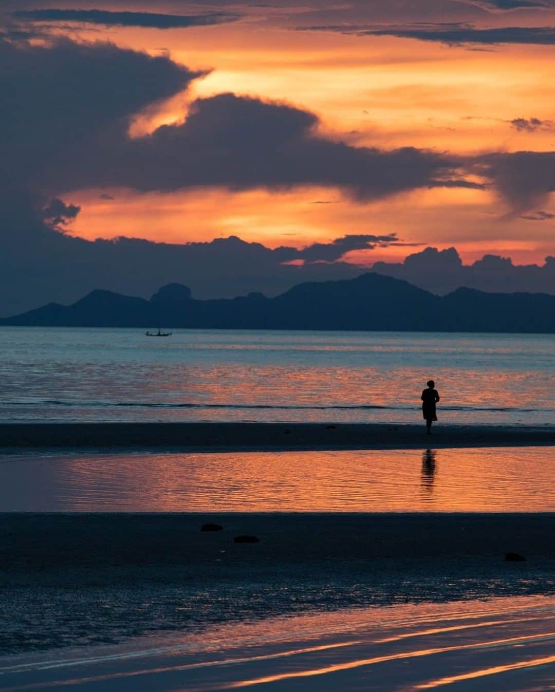 National Geographic Travelさんのインスタグラム写真 - (National Geographic TravelInstagram)「Photo by @amandamustard | The sun sets over the waters of Ko Samui island in Thailand's Surat Thani Province. #tropical #mountains #thailand #kohsamui #sunset」1月8日 10時04分 - natgeotravel