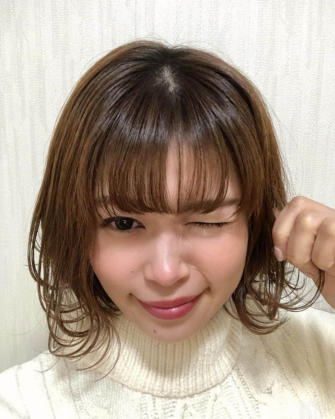 のインスタグラム：「お友達に髪切ってもらったー✂︎ 首元寒いよ❄️笑  I had my friend cut my hair.💇‍♀️ It feels drafty around my neck. looool  #ヘアカット#ヘアスタイル #haircut #hairstyle  #ボブヘア #ボブ巻き #ショートヘア #ショートボブ  #bobhair #shortbob」