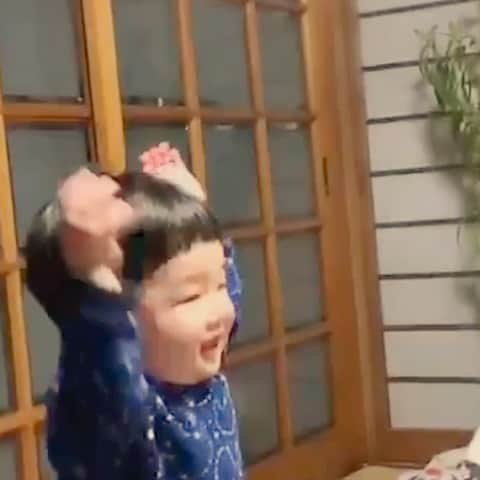 山西章博のインスタグラム：「姪っ子の歌うパプリカで踊る息子。えらい踊れるやんかいさ。 #赤ちゃん #嫡男 #せがれ #姪っ子 #パプリカ #そんなに踊れるの？ #いつの間に #耳だけ似てる #耳以外も似て来た #これ以上似るな #ママリ#パパリ#ベビフル#ベビリトル#コドモノ#mamanoko#コノビー#mamanokoカメラ部#mamanokoギフトキャンペーン#コドモダカラ」