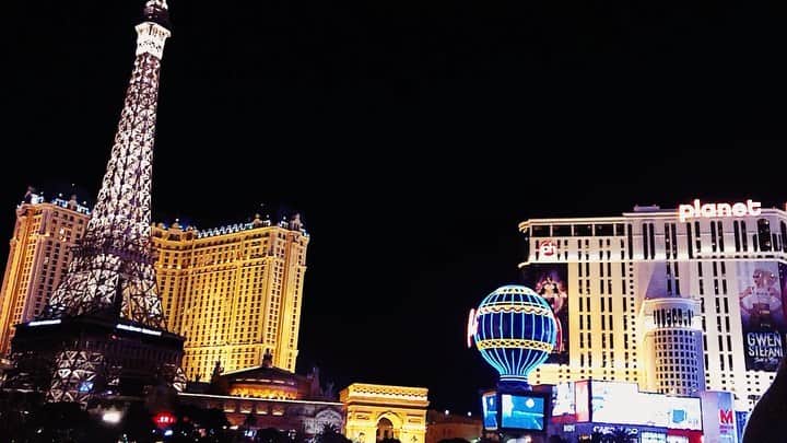 のインスタグラム：「いつ見ても迫力満点で美しい噴水ショー⛲️✨ 初めて見たときはほんとに感動した😭🥺💓 #LasVegas#lasvegasstrip#bellagio#bellagiofountains #bellagiovegas#foundation」