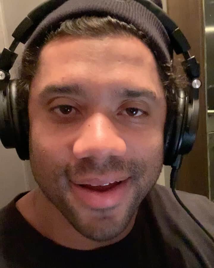 ラッセル・ウィルソンのインスタグラム：「Recording the forward for my friend, mental coach and business partner @TrevorMoawad’s new book “It Takes What It Takes.” Pre-Order Now!  Follow Trevor and our Company #LimitlessMinds @ThinkBig_GoFar」