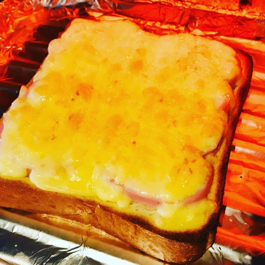 メシ通さんのインスタグラム写真 - (メシ通Instagram)「お正月の残り食材を有効活用。 おつまみにも、おやつにもおすすめのトーストが作れます🍞  まだまだお正月気分が抜けていない人のためのトーストの焼き方2選【ヤスナリオ】 https://www.hotpepper.jp/mesitsu/entry/yasunario/2020-00108  #mesitsu #メシ通 #グルメ #トースト #黒豆 #クリームチーズ #おせち #かまぼこ #簡単 #レシピ #レシピブログ #ヤスナリオ #東京 #creamcheese #bread #baguette #kamaboko #boiledfishpaste #gowellwithbeer #snack #easy #delicious #recipe #recipeblog #japan #tokyo #yasunario」1月8日 11時06分 - mesitsu
