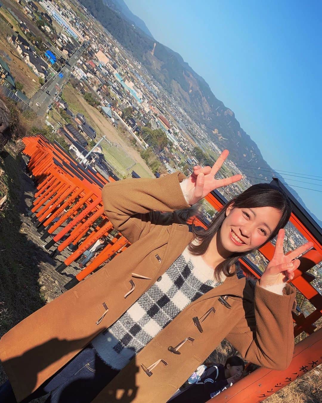上杉あずさのインスタグラム：「. いよいよ本日！！！！！ 日本テレビ｢今夜くらべてみました｣ 午後7時〜の3時間スペシャルに出演しています📺 初の全国大会❣️ #福岡県うきは市 出身として挑んできました！！ どんなふうにオンエアされるのか…緊張しますが……温かい目で見守って頂けたら嬉しいです！よろしくお願いします🙇‍♀️ . 写真は地元のホットスポット #浮羽稲荷神社 から📷💖 #インスタ映え すると話題になってから、参拝客が後を絶たずビックリ！！今年も年始から浮羽稲荷神社の階段で良きトレーニングできました⛩トークのトレーニングも引き続き🤭‼️頑張ります☆ . #福岡 #うきは #地元 #日テレ #日本テレビ #今夜くらべてみました #fukuoka #ukiha #tv #ntv #野球トークは残念ながら封印です #今回は地元愛強すぎ女特集 #住民票は29年間うきは市から動いてません #たくさん壁当てスポットあるよ #どこででもキャッチボールできるよ #遠投も余裕でできちゃうスポットたくさんよ #愛しのうきは市 #よろしくお願いします #野球トークはまたの機会に全国大会出場できるよう #頑張り倒します」