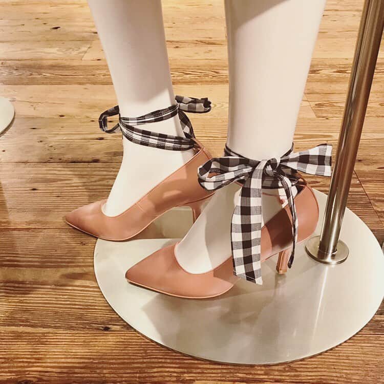 トランテアンソンドゥモードさんのインスタグラム写真 - (トランテアンソンドゥモードInstagram)「【💖𝐍𝐄𝐖 𝐈𝐓𝐄𝐌👠】 春小物もまもなく1/10(金)より続々入荷予定🌷 足首のギンガムリボンは取り外し可能な2WAYパンプス＆リュックはサイズがコンパクトになり、合わせがきくデザインで新登場✨ ———————————————————— ♦️ギンガムリボン付きパンプス￥8,900+tax #31sdm品番100102 カラー(クリームイエロー/ピンク/ブラック) サイズ(S/M/L) ※1/10(金)より、全店入荷 ♦️ミニリュック￥6,900+tax #31sdm品番100105 カラー(ベージュ/ライトグリーン/ブラック) ※1/11(土)より、順次店頭入荷予定 ———————————————————— 入荷予定日は、店舗により異なります❕また、予告なく入荷日が変更となる場合がございますのでご了承ください🙇‍♀ 店舗では、入荷連絡も承っておりますので👭スタッフまでお声掛けください☺️💕 #31Sonsdemode #31sdm #31sdm_outfit #fashion #spring #shoes #rucksack  #トランテアンソンドゥモード #トランテアン #春靴 #シューズ #パンプス #2wayパンプス #ミニリュック #足元倶楽部」1月8日 11時28分 - 31sonsdemode