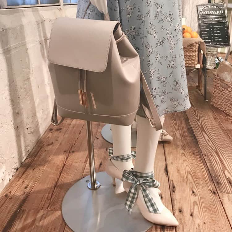 トランテアンソンドゥモードさんのインスタグラム写真 - (トランテアンソンドゥモードInstagram)「【💖𝐍𝐄𝐖 𝐈𝐓𝐄𝐌👠】 春小物もまもなく1/10(金)より続々入荷予定🌷 足首のギンガムリボンは取り外し可能な2WAYパンプス＆リュックはサイズがコンパクトになり、合わせがきくデザインで新登場✨ ———————————————————— ♦️ギンガムリボン付きパンプス￥8,900+tax #31sdm品番100102 カラー(クリームイエロー/ピンク/ブラック) サイズ(S/M/L) ※1/10(金)より、全店入荷 ♦️ミニリュック￥6,900+tax #31sdm品番100105 カラー(ベージュ/ライトグリーン/ブラック) ※1/11(土)より、順次店頭入荷予定 ———————————————————— 入荷予定日は、店舗により異なります❕また、予告なく入荷日が変更となる場合がございますのでご了承ください🙇‍♀ 店舗では、入荷連絡も承っておりますので👭スタッフまでお声掛けください☺️💕 #31Sonsdemode #31sdm #31sdm_outfit #fashion #spring #shoes #rucksack  #トランテアンソンドゥモード #トランテアン #春靴 #シューズ #パンプス #2wayパンプス #ミニリュック #足元倶楽部」1月8日 11時28分 - 31sonsdemode
