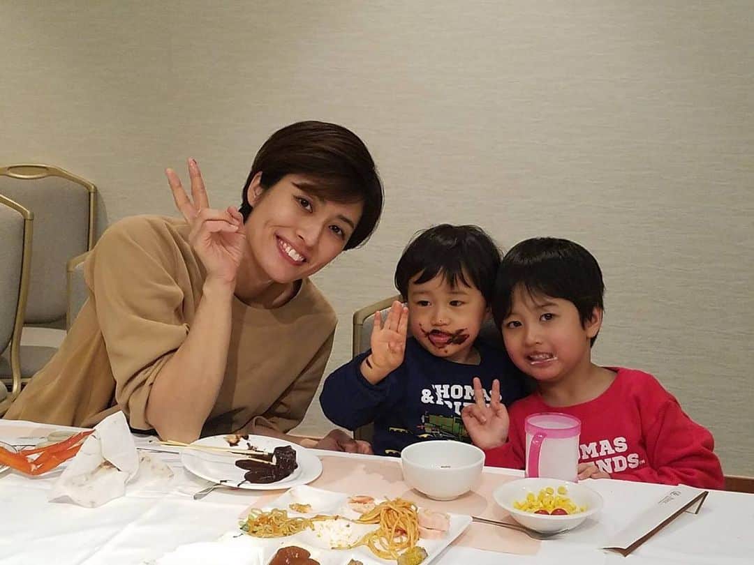 のインスタグラム：「今日は始業式！！！！ですが、冬休み中ほぼ毎日幼稚園で預かってもらっていたので、今日から幼稚園が始まると言われても、昨日も行ったけど？な人たち😅  でも今日からバスだし、クラスのお友達にも会えるし♫きっと楽しいよ♡ とっちゃんも久しぶりのバスで載る直前まで抱っこだったけど、指をしゃぶったまま自ら進んでバスに乗り込み、指をしゃぶったまま無表情で手を振って行きました。偉い！偉いぞとっちゃん！！笑  わたしゃ今日で3日間あった実寸稽古が終わります。明日からはいつものお稽古場に戻るけども、それもあと3日！！わーーー始まるーーー😱 頑張る。頑張るよ。観に来てちょ。  #写真は　#石川家の新年会 #新学期　#がんばろう」