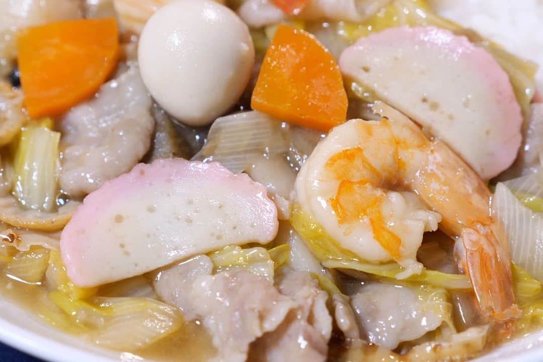かっちゃんねるさんのインスタグラム写真 - (かっちゃんねるInstagram)「お正月の残った食材で作れる🎉🍚！﻿ ﻿ 「無水中華丼」（２人前）﻿ ﻿ ・白菜 200gほど・人参 40g・ごぼう 40g・しめじ 1/4房・長ねぎ 1/4本・かまぼこ 40g・豚バラ肉（薄切り）50g・シーフードミックス 100g・うずらのたまご（水煮）7個ほど・ごま油 大さじ1・すりおろしにんにく、しょうが 各小さじ1/2・塩 小さじ1/3・料理酒 大さじ2・ガラスープの素 小さじ1・オイスターソース 小さじ2・醤油 小さじ2・砂糖 小さじ1 ・水溶き片栗粉（片栗粉 小さじ2＋水 大さじ1）﻿ ﻿ ◎白菜を芯の部分を細切り、葉の部分をざく切り、人参はいちょう切りする→フライパンにごま油・すりおろしにんにく、しょうがを入れ、豚バラ肉を炒める→火が通ってきたらごぼうと人参を入れ炒めたら取り出す→写真5の順にフライパンに材料を入れ蓋をして中火で5分加熱→調味料・うずらのたまごを入れ全体を混ぜたら蓋をして弱めの中火で3分加熱→水溶き片栗粉でとろみをつける。﻿ ﻿ ﻿ お正月あけの冷蔵庫に残った食材で水を使わない「無水中華丼」を作ってみました👩‍🍳﻿ 残った食材でも豪華に、野菜の旨味が胃にもお財布にも優しいレシピです👏﻿ ﻿ #中華丼 #中華飯 #中華料理 #無水調理 #無水料理 #残り物 #料理 #レシピ #料理動画 #簡単レシピ」1月8日 11時47分 - kattyan1011
