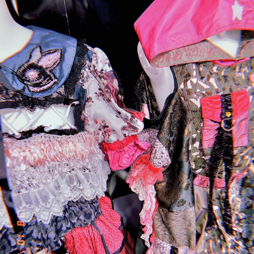 東佳苗さんのインスタグラム写真 - (東佳苗Instagram)「タワーレコード渋谷店にて ZOC/family name のMVで着用してる縷縷夢兎衣装を展示してもらった時の…🌹 装飾などごく一部取れてる箇所もありますが闘いの跡ということで…！🔥 展示中にお客さんのふりしてこっそり見てたんですが、一つ一つじっくり見て写真撮って鑑賞してくれてる親子とか衣装の前で自撮りしてるギャルとかzocだやべぇってなってる男子達とか、なんか良いものを見れた気がしました . アイドルやアーティストの衣装ってその時の輝きの為だけに存在する服だからこそ、振袖とかウエディングドレスみたいなことで、体感した瞬間が思い出ごと永遠になってくれれば本望だなぁと思います　 忘れられない服作りをずっとしていたいですね #縷縷夢兎 #rurumu #zoc」1月8日 11時47分 - usagi_kanae