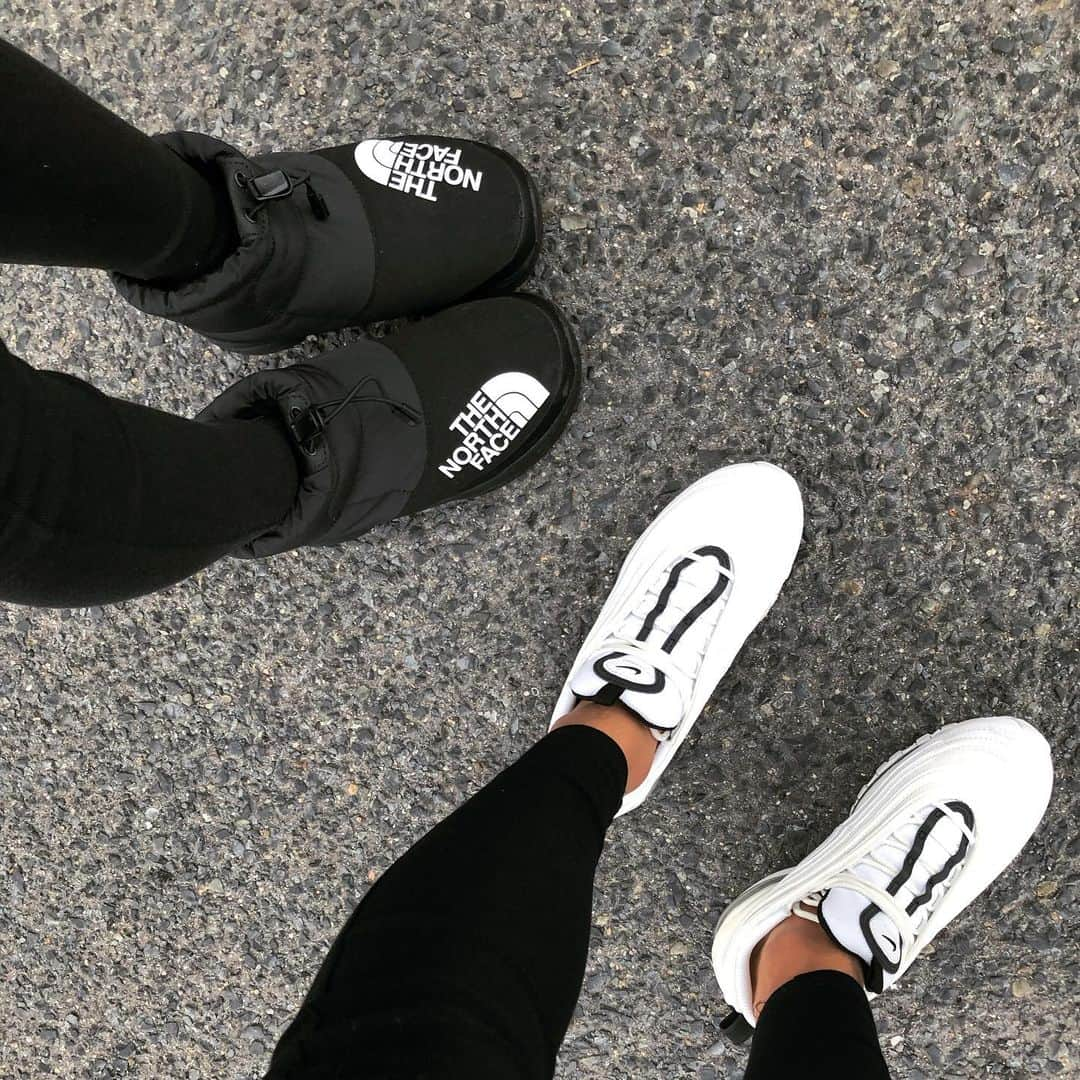 S E I K Oさんのインスタグラム写真 - (S E I K OInstagram)「👟 .  ヌプシ　 娘が履くと 子ども感出る🥺 なんでだろう可愛い🥺 .  保育園児のころ ピンクの長靴履いてたの 思い出す😂 .  #thenorthface  #ヌプシ #NIKE #airmax  #エアマックス　 #足元　 #親子　 #モノトーン」1月8日 11時56分 - seco_days