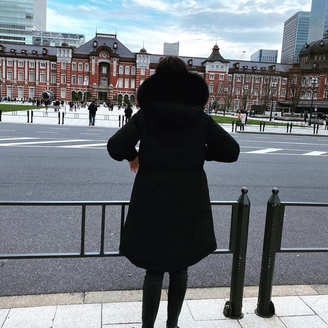 片山麻紀子さんのインスタグラム写真 - (片山麻紀子Instagram)「ご質問いただいていたダウン﻿ 似合うものがなかなかなくて﻿ やっと出会った @woolrich 🧥﻿ ﻿ 東京駅は本当に一年中すてきですね〜♡﻿ ﻿ でも行き慣れてなくて迷子。﻿ ﻿ とりあえずこの日、新丸ビルのランチはものすごく充実していることは、わかった😉」1月8日 11時50分 - akiko810k