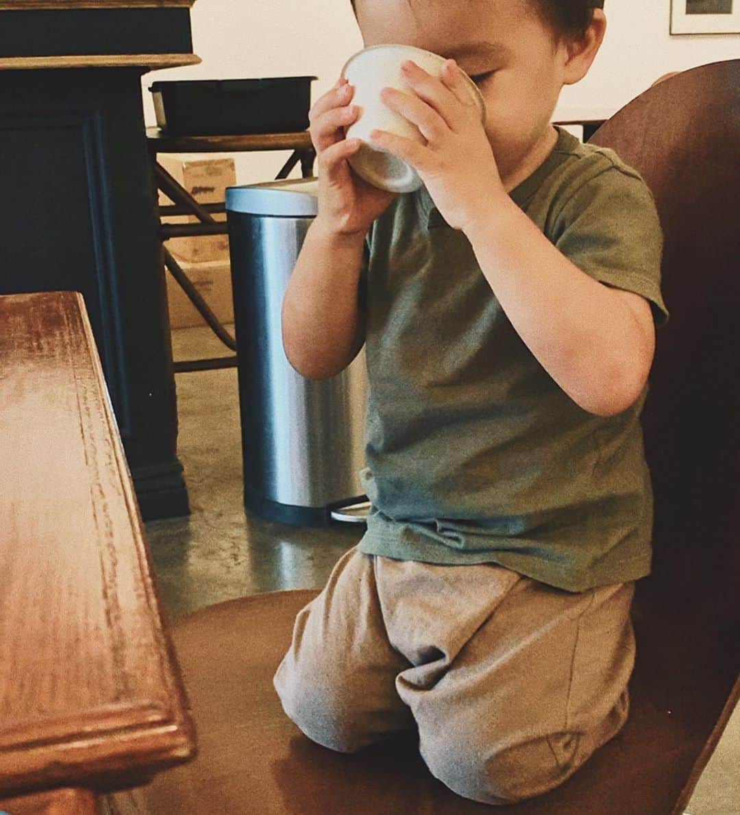 吉川ひなのさんのインスタグラム写真 - (吉川ひなのInstagram)「息子とカフェでお茶☕️ 息子の座り方に笑いつつ 気持ちのいい曲がかかってきて 大好きなブレックファーストティーを飲む、とってもいい時間だった☺️ #息子HawaiiLife 息子が飲んでいるのはお水です👶🏼」1月8日 11時57分 - hinanoyoshikawa
