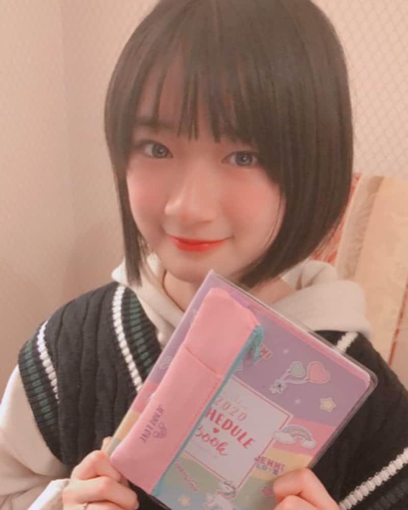 ニコ☆プチのインスタグラム：「💟 #プチモのふろくの使い方 💟﻿ ﻿ ﻿ ﻿ 7人目は、ミウ！！！﻿ ﻿ 🍰ミウより🍰﻿ ﻿ 今月号の付録は、ありそうで無かったスケジュール帳&ペンケース😍凄く豪華❣付録とは思えない😍﻿ このペンケースはスケジュール帳に付けることが出来てバックの中でペンケースが迷子ならなくてとっても便利😊﻿ 美羽は早速レッスンに持っていったよ🥰レッスンや撮影の予定もますが大きいから書きやすいし、後半の余白ページには、レッスンで習ったことを記入して予習、復習ができて大活躍🤩そしてニコ⭐プチの発売日も書いてあるよー❣﻿ このスケジュール帳を来年の12月に見て成長している美羽を想像するとワクワクしちゃう🕺🕺🎶﻿ ﻿ ﻿ #ニコプチ　#ニコプチふろく　#ミウ﻿ #プチモ　#ジェニィラブ　#スケジュール帳﻿ #ペンケース　#スケジュール帳の使い方﻿ #手帳タイム　#ニコプチふろくのある生活﻿」