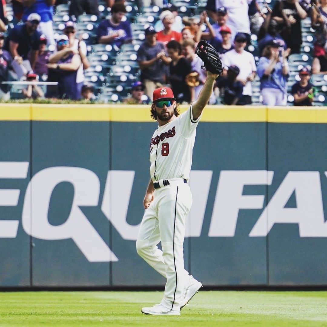 チャーリー・カルバーソンのインスタグラム：「Who is ready for the season to start??I can’t wait to get going!  As always, Thank You to the fans for your support along the way. My family and I have appreciated it all! Here’s to another ⚾️ season!  #ChopOn」