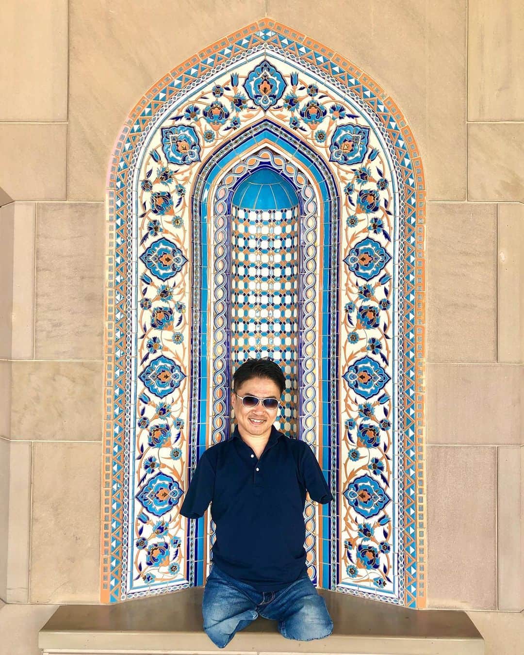 乙武洋匡さんのインスタグラム写真 - (乙武洋匡Instagram)「アブダビのグランドモスクも美しかったけれど、ここマスカットのグランドモスクも非常に壮麗でした🕌  #オマーン #オマーン旅行 #マスカット #マスカット旅行 #グランドモスク #スルタンカブースグランドモスク #中東旅行 #中東の旅」1月8日 12時19分 - ototake_official