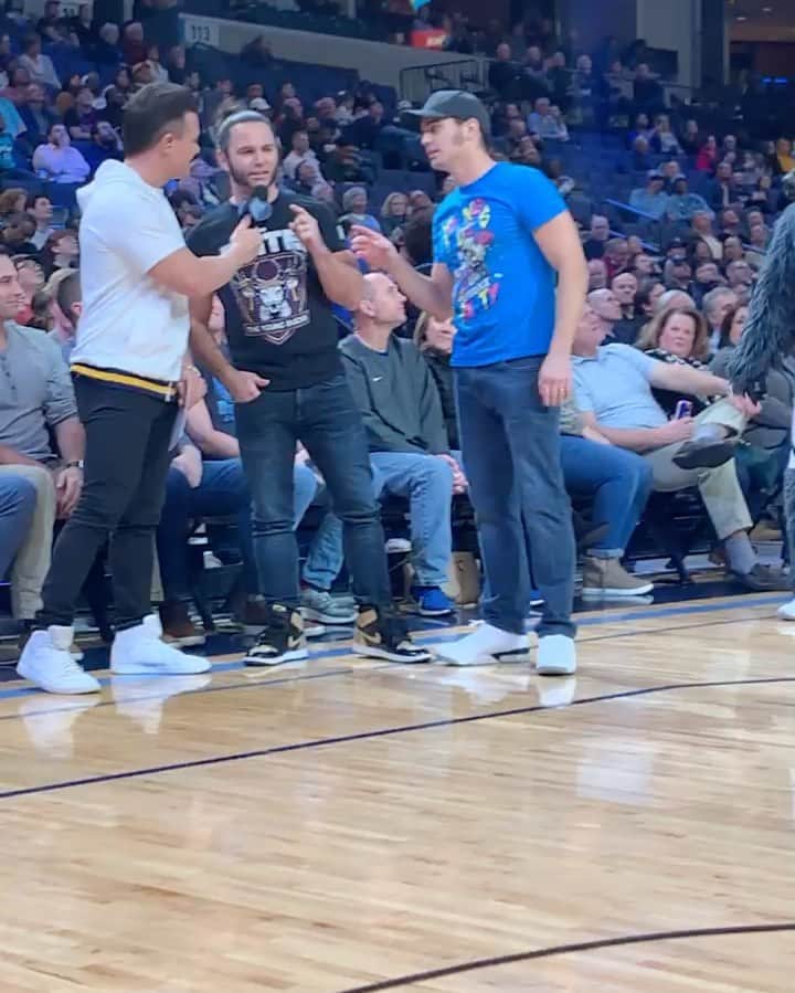 ニック・ジャクソンのインスタグラム：「Went to the Grizzlies game and this happened.」