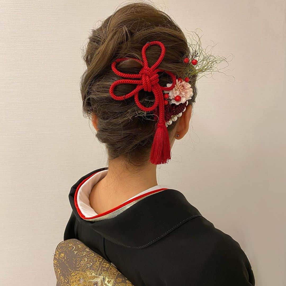 Tomoyo Kitamuraさんのインスタグラム写真 - (Tomoyo KitamuraInstagram)「ブランシュのお正月2020はじまってます🎍 生花と組紐とかんざしをつけた夜会風アップ。  今週は着付けと和髪ラッシュで混雑しますので、ヘアセットだけでもお時間余裕をもってご来店をお願い致します。 お着付けをご予約の方は、時間厳守でお願いします。  #ヘアメイク #ヘアセット #ヘアアレンジ #ヘアスタイル #銀座#美容師 #ウェディング#ウェディングヘア #ブライダル#ブライダルヘア #結婚式#プレ花嫁#花嫁#前撮り#着物#浴衣 #シニヨン#ダウン#夜会巻き #ヘアメイクリハーサル #bride#bridehair#bridal#updo#upstyle」1月8日 12時29分 - tmy_o3.pugmi