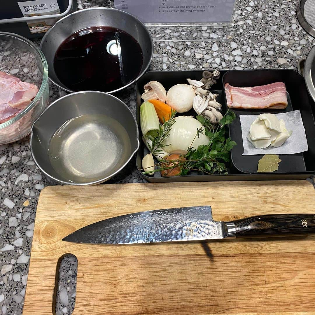 ユリ さんのインスタグラム写真 - (ユリ Instagram)「꼬꼬뱅 🐓+🍷 이름이 깜찍한 프랑스요리 ! 양파를 캬라멜라이징해서 깊고 진한맛을 단시간에 끌어올리기를 배운 날  #꼬꼬뱅#코코뱅#Coqauvin #유리한요리 #有利한요리」1月8日 12時34分 - yulyulk