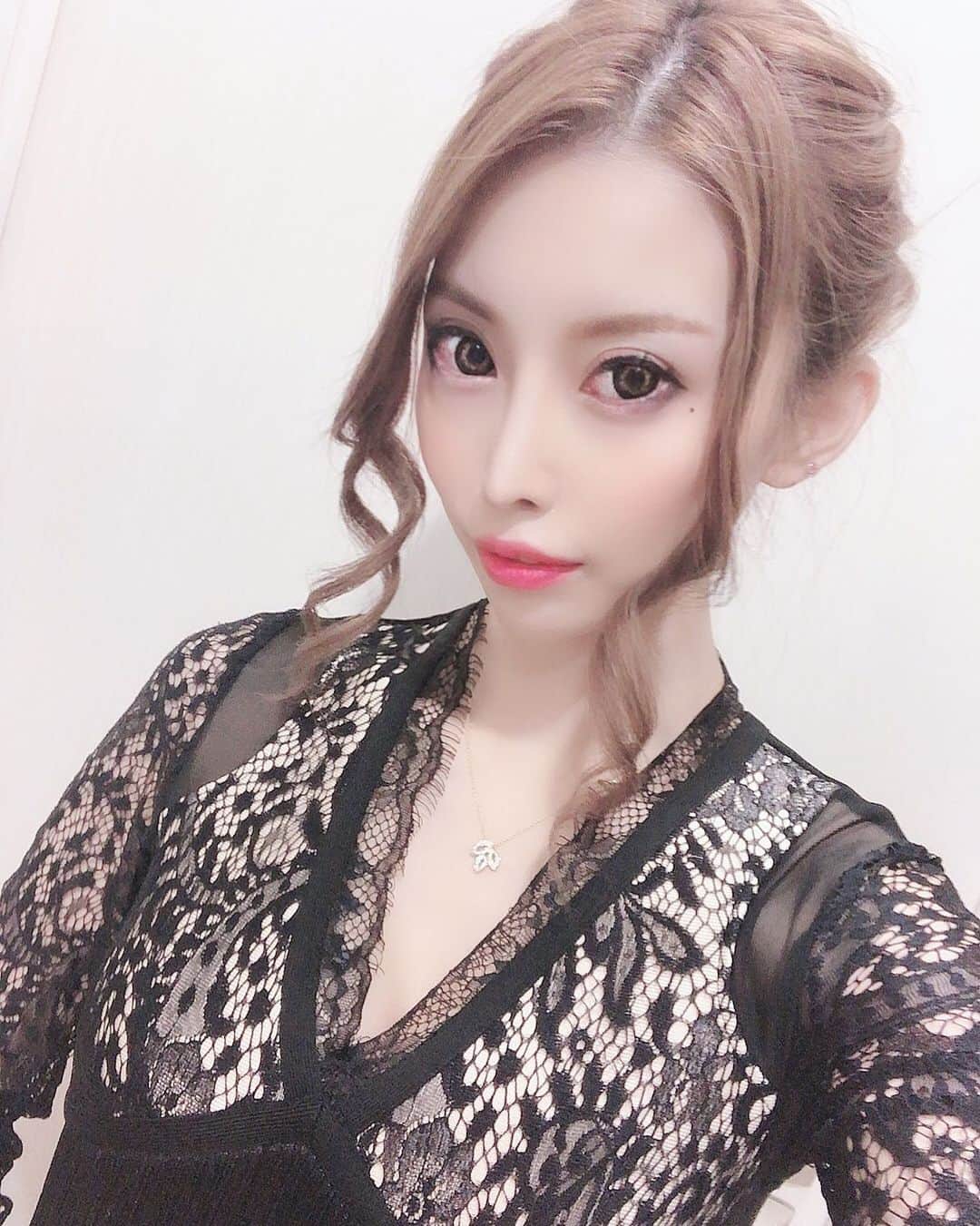 高橋沙弥華のインスタグラム：「あけましておめでとうございます☀️ 今年もよろしくお願いします🙆‍♀ 全然更新するネタがない😂  大雨やばいけど美容室なう😎  #あけおめ #あけましておめでとうございます  #ことよろ #今年もよろしくお願いします #美容室 #美容院 #カラー #pink @angelr_dress #ドレス #👗」