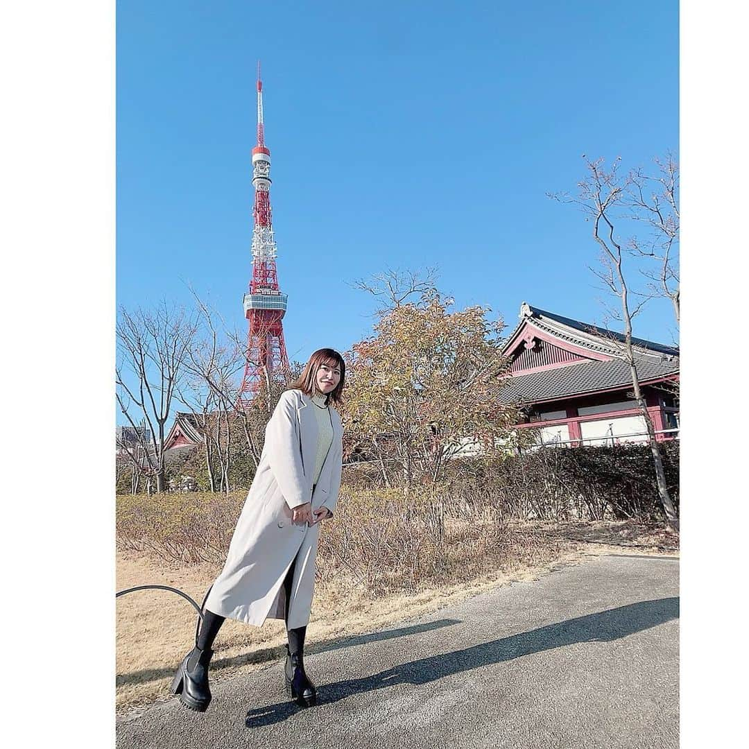 上村彩子さんのインスタグラム写真 - (上村彩子Instagram)「初詣は、増上寺からの東京タワー🗼に行ってきました✨ . 増上寺は徳川将軍家の墓所があるところです。 東京タワーが後ろに見えるところが歴史と現代を感じて、面白いところだよね⛩ . なのですが、 参拝が終わった直後の階段で派手に転びまして、帰って脚見たら見事に腫れてました😂ふぇえ… 相性良くないのかな？笑 #初詣」1月8日 23時35分 - ayako_uem